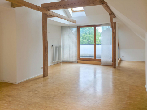 Großzügige Dachgeschoßwohnung mit Dachterrasse, 82131 Gauting, Dachgeschosswohnung
